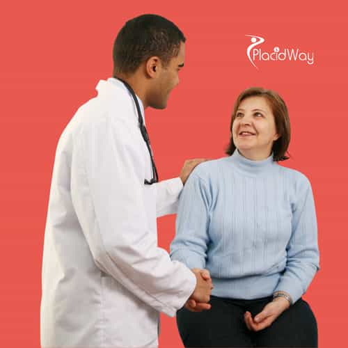 ¿Qué opciones de tratamiento para el cáncer de cuello uterino existen para pacientes que buscan atención médica en el extranjero?